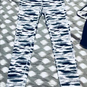 Like new black and white gap fit leggings